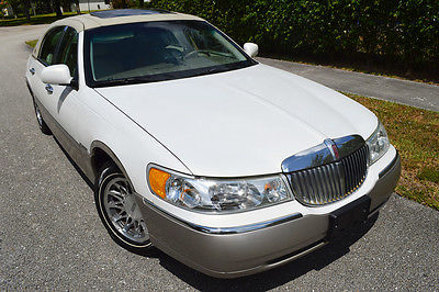 Lincoln : Town Car Premium Signature Beautiful 2002 Lincoln Town Car - One Owner