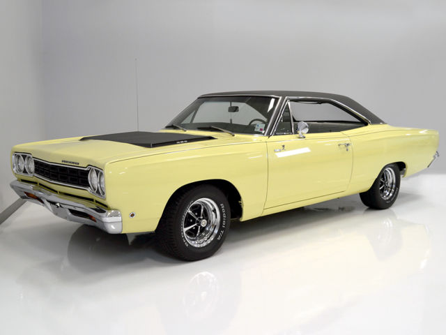 Plymouth : Road Runner Hardtop Matching-numbers 383/4-speed, factory A/C, power steering, disc brakes, spotless