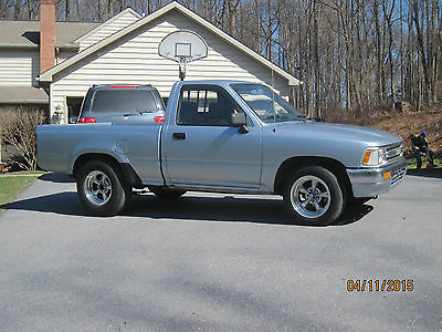 Toyota : Other truck 1990 toyota 2 wd truck 22 r 4 cylnder 4 speed with air condioning 95 000 miles