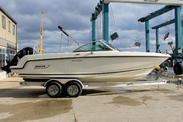 2016 Boston Whaler 230 Vantage