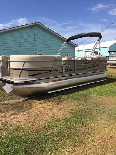 2016 Encore Boat Builders Bentley 223 Rear Lounger