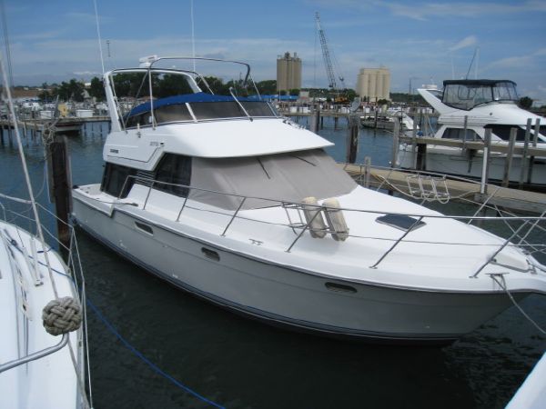 1993 Carver 370 Voyager