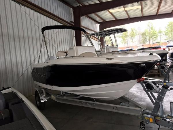 2017 Robalo R180