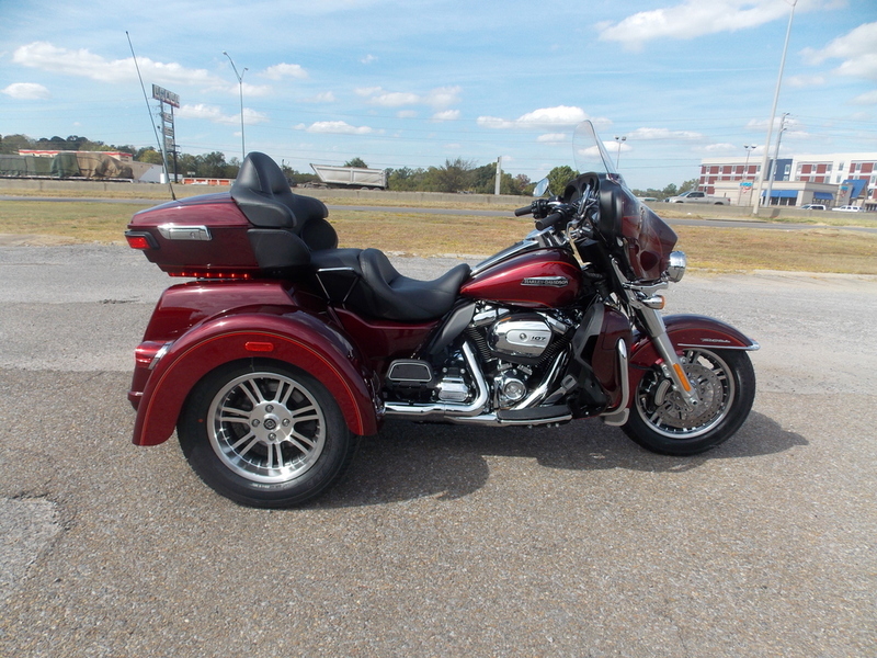 2017 Harley-Davidson FLHTCUTG - Tri Glide Ultra