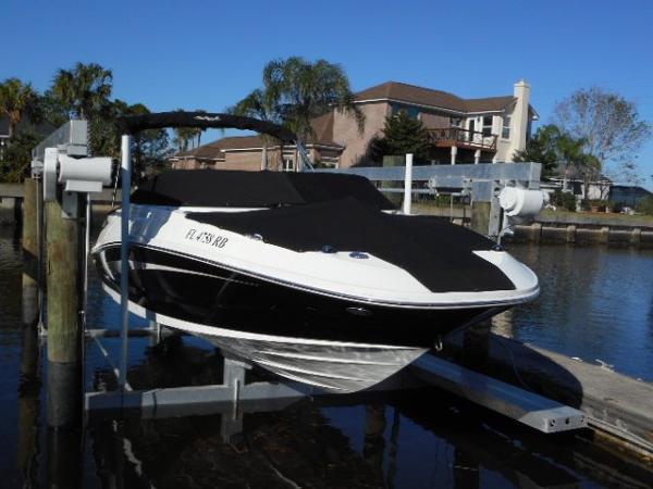 2015 Sea Ray 220 Sundeck