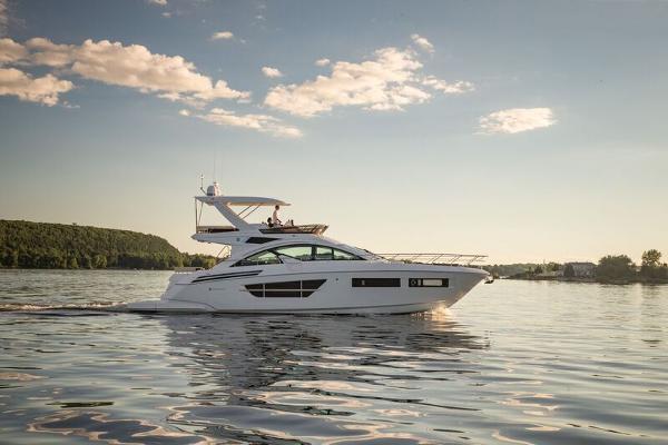 2017 Cruisers Yachts 60 Fly