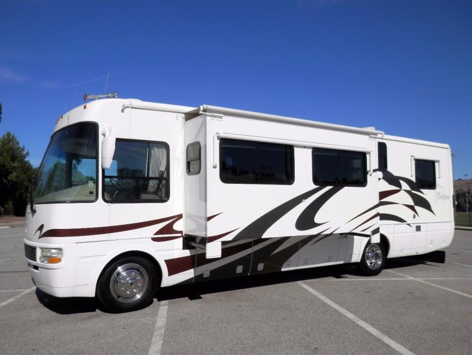 2005 National Dolphin 5340 2-Slide Big Chassis 30k Miles