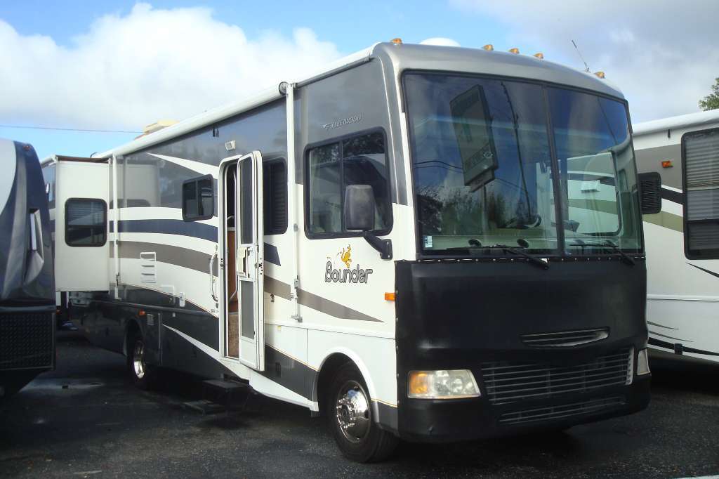 2006 Fleetwood Bounder 32W