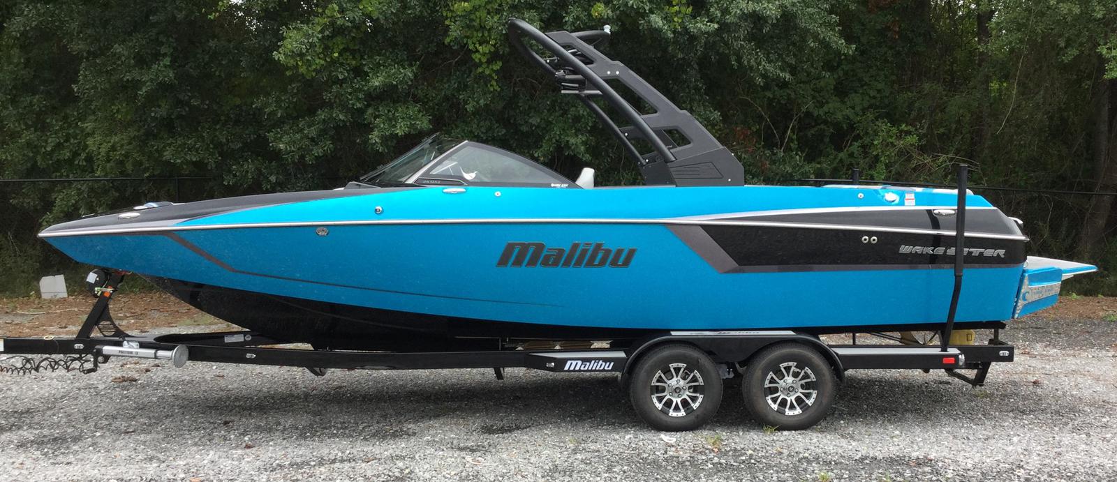 2017 Malibu Boats LLC Wakesetter 24 MXZ