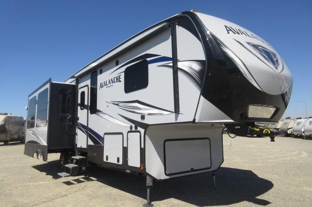 2017 Avalanche AVALANCHE 320RS Only this unit!
