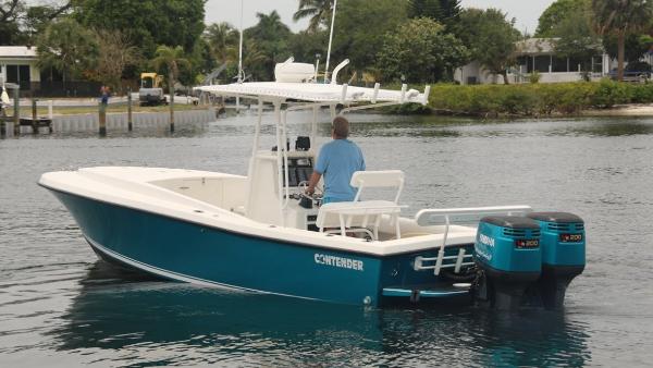 2000 Contender 25 Cuddy Center Console