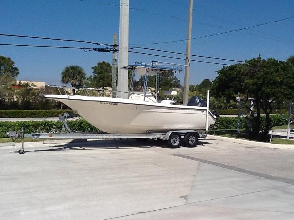 2004 Key West 2220 Center Console