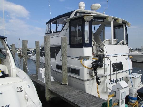 1995 Carver 370 Aft Cabin