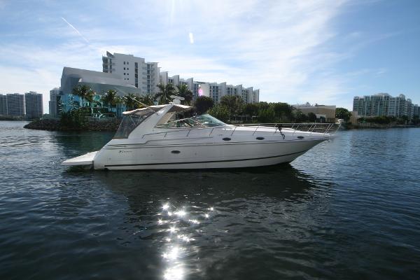 2001 Cruisers Yachts 4270 Express