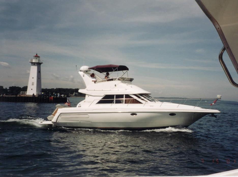 1998 Cruisers Yachts 3585 Flybridge