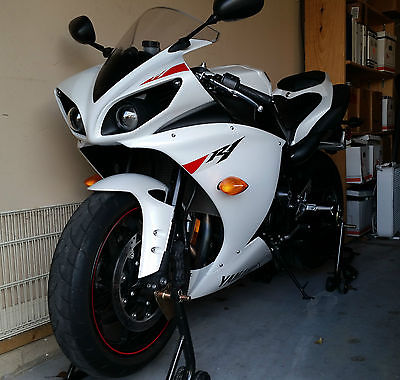 Yamaha : YZF-R White 2010 YAMAHA YZF-R1 - Low miles - 100% stock - Clean title