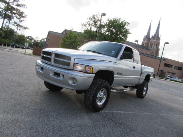 Dodge : Ram 2500 TRADE-IN 2002 ram 2500 slt 6 speed manual 4 x 4 quad cab short bed great tires fuly serviced