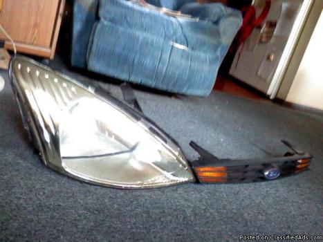 Right composite headlamp & upper grille to '01 Ford Focus SE