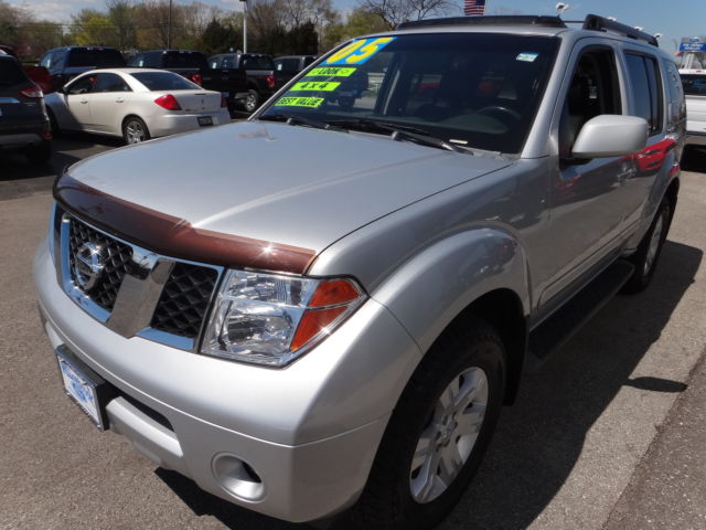 Nissan : Pathfinder LE 4WD 122 410 miles 4 wd heated leather seats moonroof ready to go