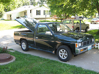Nissan : Other Pickups none dark green pickup with buff classic lid