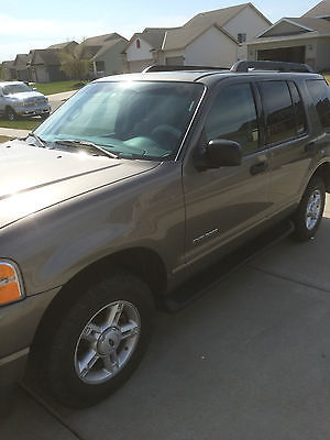 Ford : Explorer XLT 2005 ford explorer xlt 4 x 4 w moon roof and 3 rd row seating
