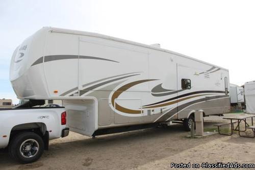 2009 Heartland RV Landmark Pinehurst w/Truck