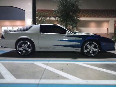 Chevrolet : Camaro 2 door t-top Pear white blue camaro