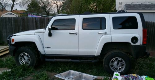 Hummer : H3 AWD 5 Speed Hummer 2006 H3  5 Speed Manual white Rebuildable