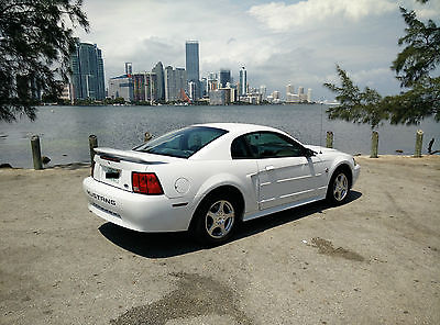 Ford : Mustang Coupe 2D base 2004 mustang v 6 clean