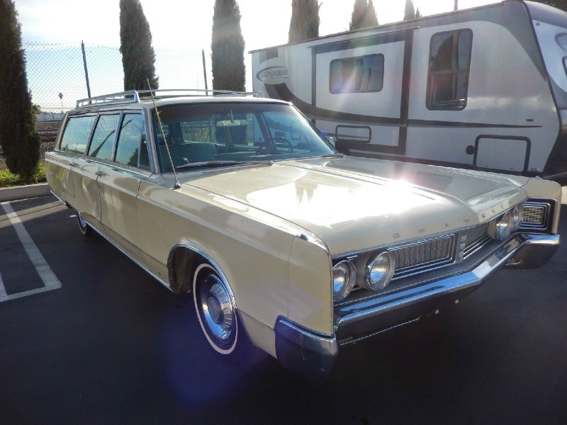 1967 CHRYSLER TOWN AND COUNTRY 9 PASSENGER WAGON 383 - 4 BARRELL