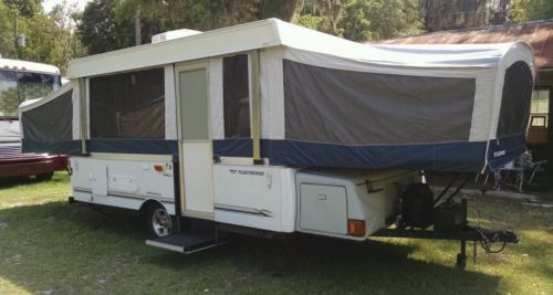 2008 Fleetwood camping WILLIAMSBURG model 4250 pop-up folding camper trailer