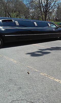 Lincoln : Town Car Strech Town Car 2000 black limo strech very clean with new tune up and battery