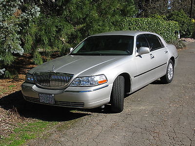 Lincoln : Town Car Signature 2004 lincoln town car signature elderly owned low miles very clean reduced