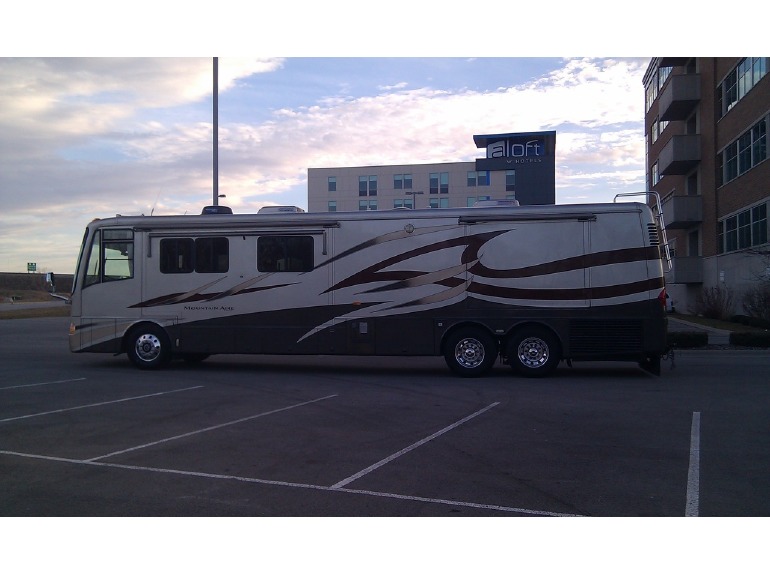2005 Newmar Mountain Aire  4305