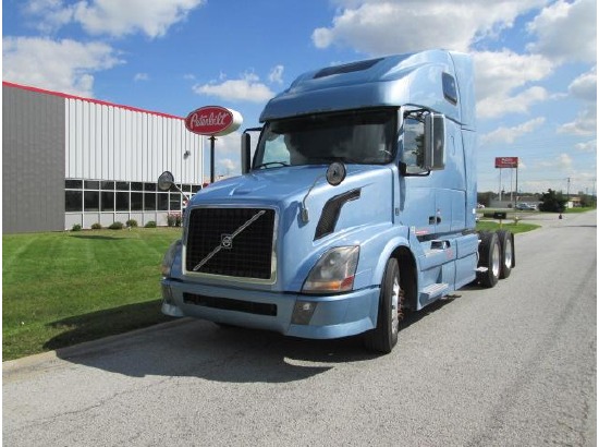 2011 VOLVO VNL64T670