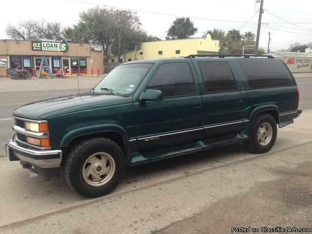 98 chevy suburban 4/4 , automatic, ac,  clean in and out