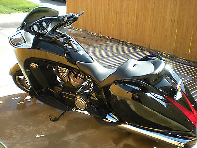 Victory : Vision 8 Ball black  lowered, custom exhaust, excellent condition