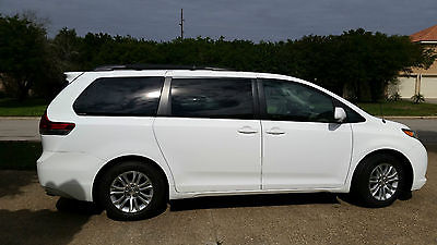 Toyota : Sienna XLE 1 owner model 2011 white and tan interior