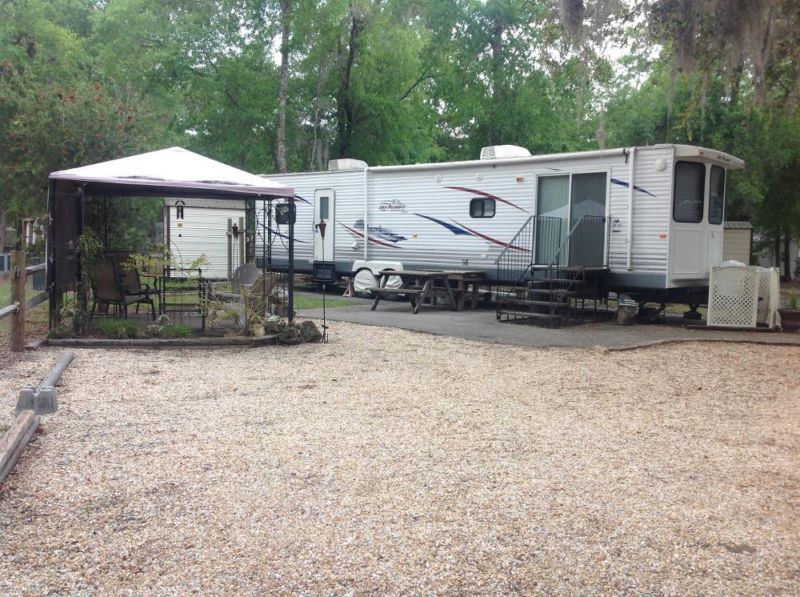 Relax in a RV PK MDL in RESORT in the woods on Lake all near you!