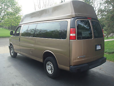 Chevrolet : Express 3500 Handicap Van with lift