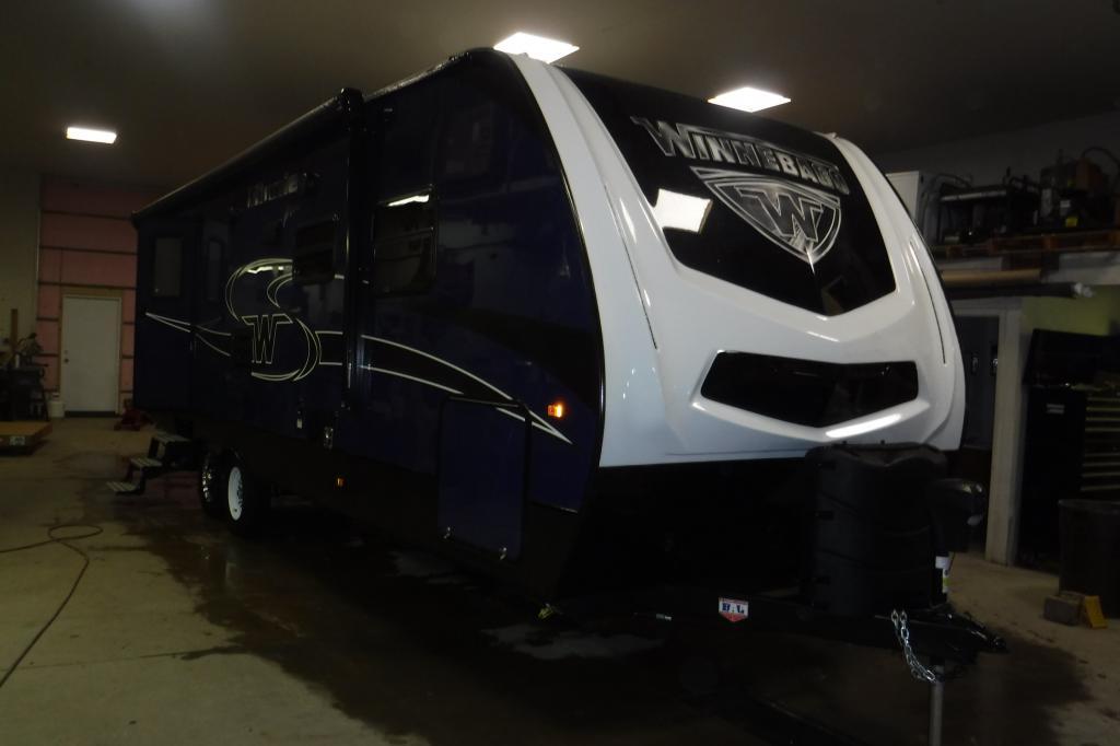 2017 Winnebago Ultralite 27 BHS PLUS