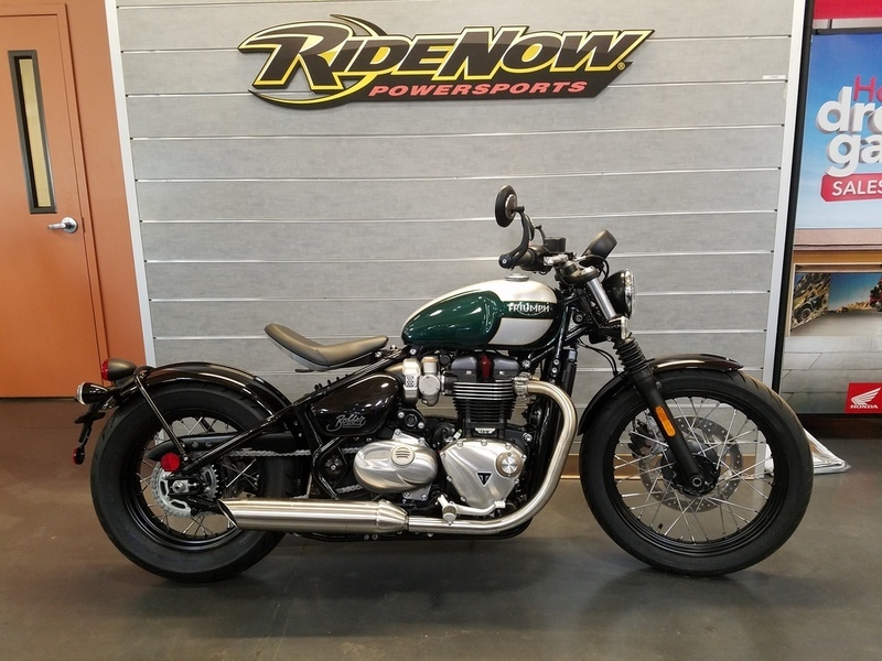 2017 Triumph Bonneville Bobber Competition Green / Frozen Silver