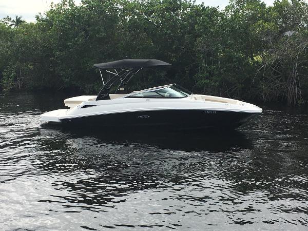 2013 Sea Ray 220 Sundeck