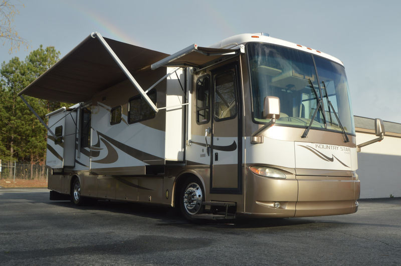 2005 Newmar Kountry Star 3909