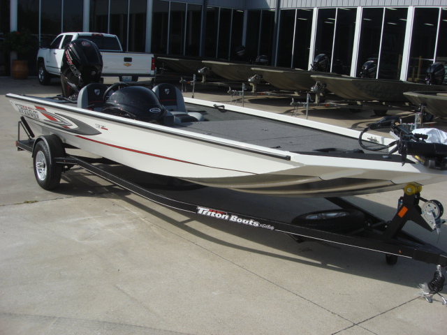 2017 TRITON BOATS 18 TX