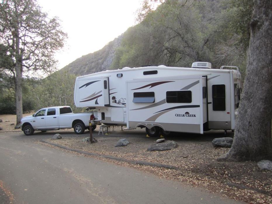 2005 Forest River CEDAR CREEK FIFTH WHEEL 30RLBS