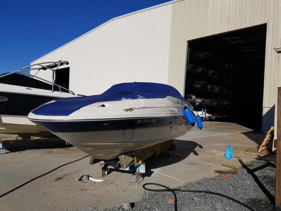 2004 Sea Ray 220 Sundeck