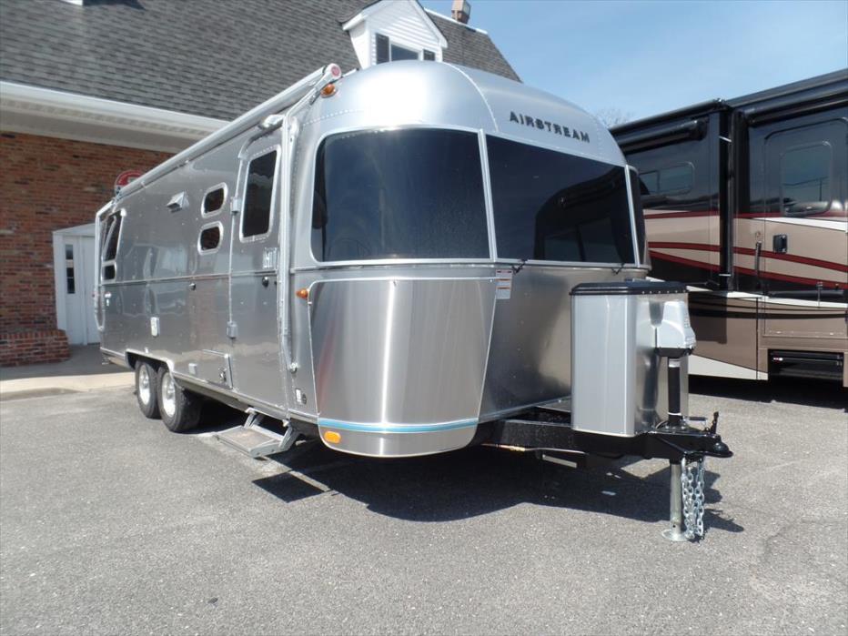 2017 Airstream International Serenity 25B Queen