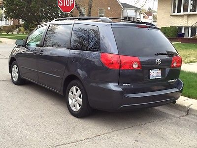 Toyota : Sienna LE Mini Passenger Van 5-Door Clean Title. Very well kept.  I have the CarFax report for your peace of mind.