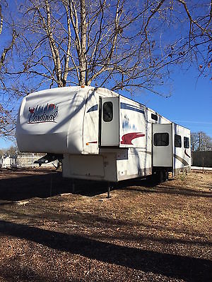 2007 Cardinal 5th wheel bunkhouse in great condition except leak issue in back